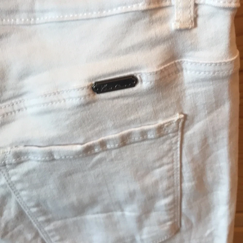 Kancan High Rise Distressed White Jeans Size 30